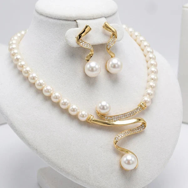 Zestaw naszyjnika i kolczyków z naturalnymi perłami