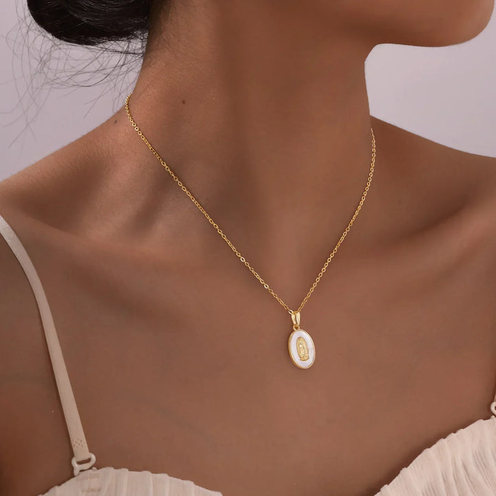 Naszyjnik z Owalnym Wisiorkiem Matki Boskiej ze Złota