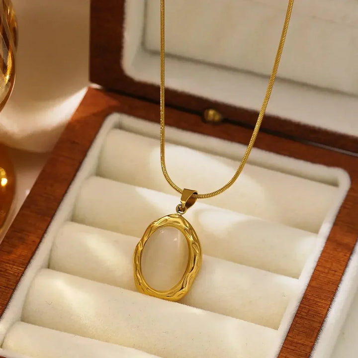 Złoty Naszyjnik z Owalnym Opalem Okiem Kota