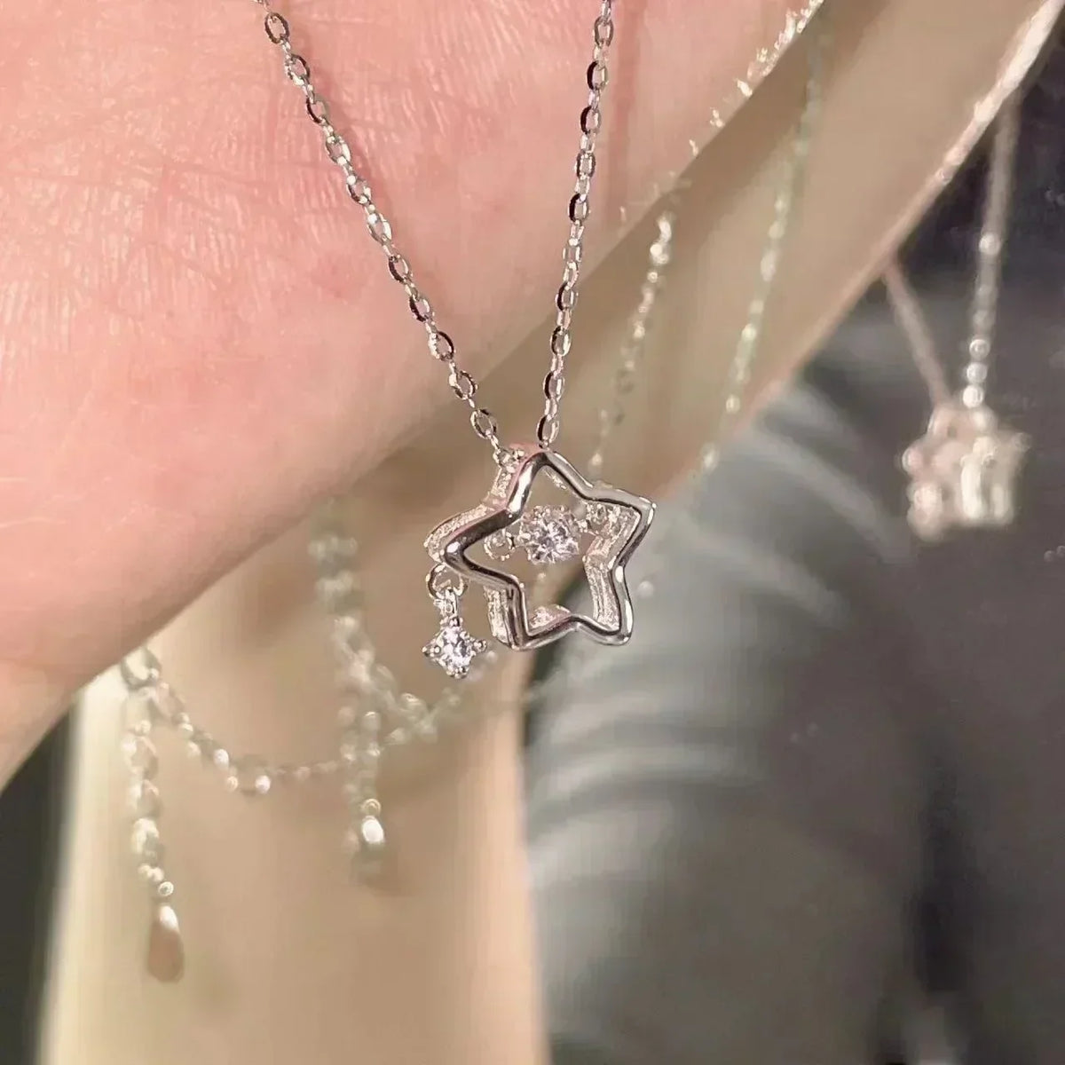 Elegancka Kolia z Metalowym Kwiatowym Wisiorkiem