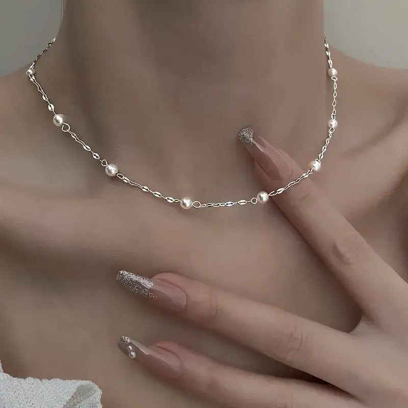 Elegancka naszyjnik z błyszczącymi perłami