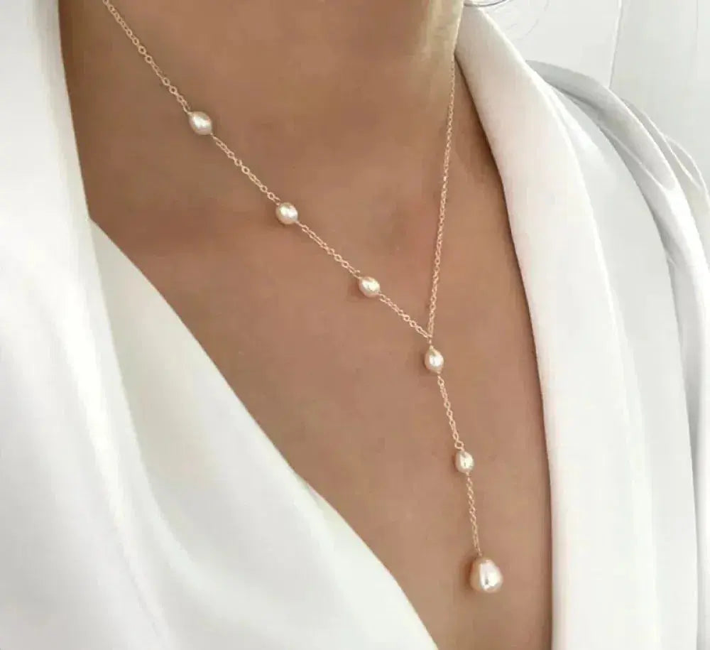 Elegancka vintage kolia z wisiorkiem i perłami